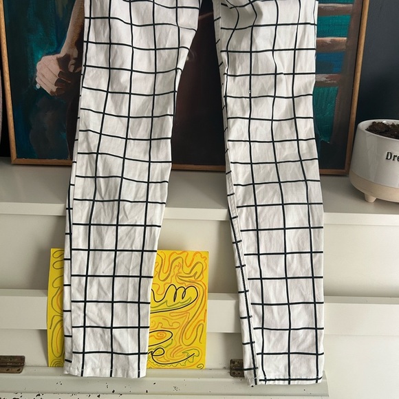 Divided White Pants with Black Grid Pattern 8 - Picture 5 of 16